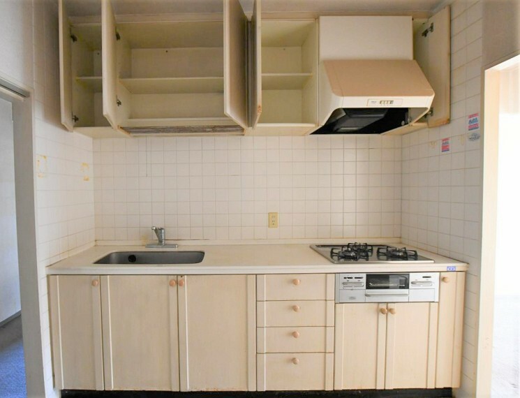 キッチン 収納豊富なキッチンは3口コンロで家事の効率アップにつながります！