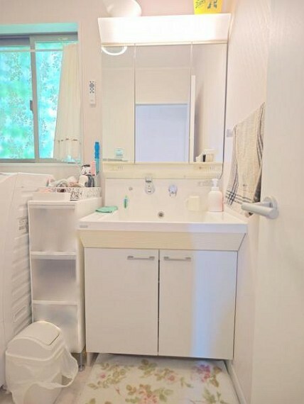 洗面化粧台 ■収納豊富な三面鏡洗面台のあはメイクアップもしやすい大きなミラーが嬉しい！