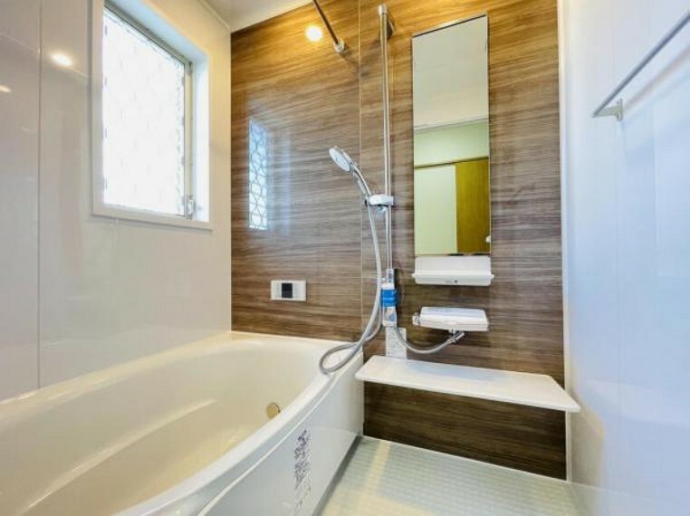 浴室 窓のある浴室は湿気対策にも！明るく開放感のある癒しの空間です＾＾