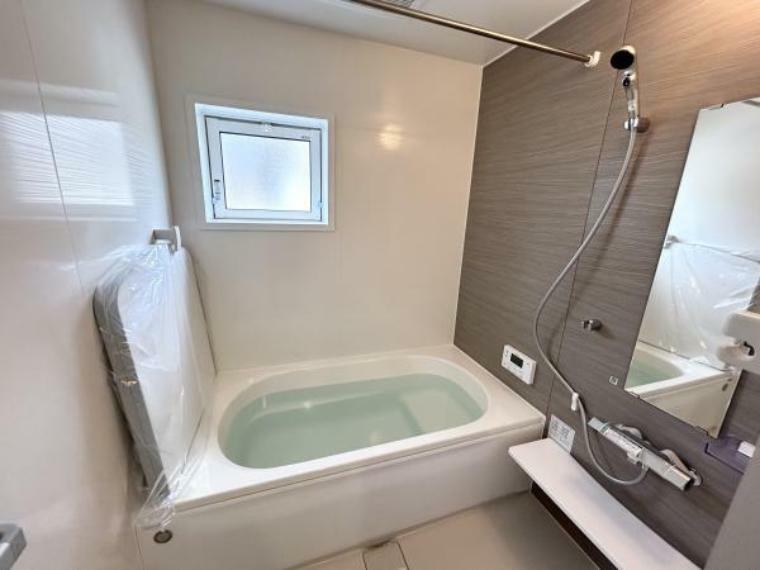 【浴室】換気乾燥機付きのユニットバスはゆとりあるリラックス空間。