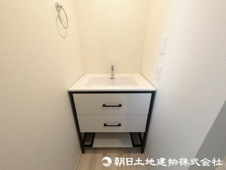 洗面化粧台 ＜洗面台＞1階のトイレ前にも洗面台があり、手洗いや掃除に便利です
