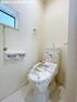 トイレ トイレはシンプルで清潔感があり、快適な使用を約束します。