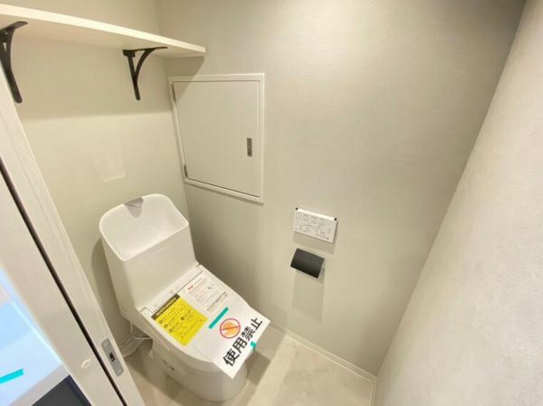 トイレ 清潔感をモチーフにしており広々とした空間を実現しております。ゆったりとした空間を実現し圧迫感は少なくなっています。