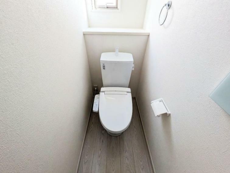 トイレ 温水洗浄機能付で清潔感のあるトイレ。 各階に設置され、来客時も気兼ねなくお使いいただけます。