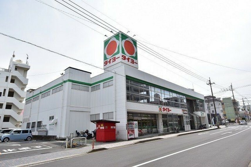 スーパー タイヨー 大竜店【タイヨー大竜店】鹿児島市大竜町にあるスーパーです。営業時間　1階9:30～23:00、2階9:30～20:00取扱品目　生鮮食品、日配品、一般食品、日用雑貨、衣料品、