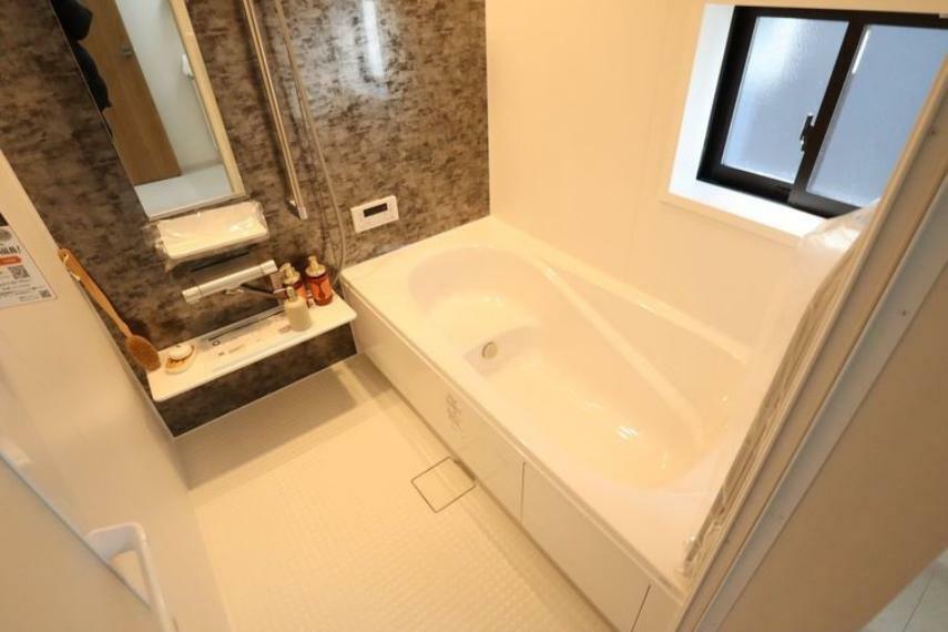浴室 一坪サイズの浴室に足の伸ばせる浴槽 浴室暖房乾燥機付きなので、雨の日のお洗濯に便利ですよ