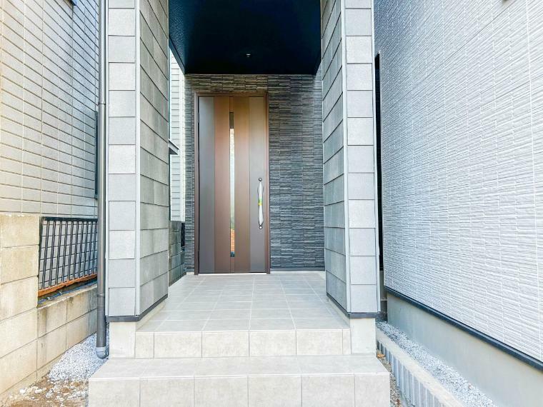 玄関 ＜玄関＞家の顔となる玄関は、高いデザイン性が求められます。高級感と断熱性、防犯性に優れた玄関ドアを標準装備。ピッキング対策のセキュリティサムターン等、防犯に考慮しました。