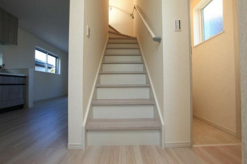 階段は明るく手すりもついています。お子様やご年配の方もゆっくり上り下りができます。安心して移動することができますね。