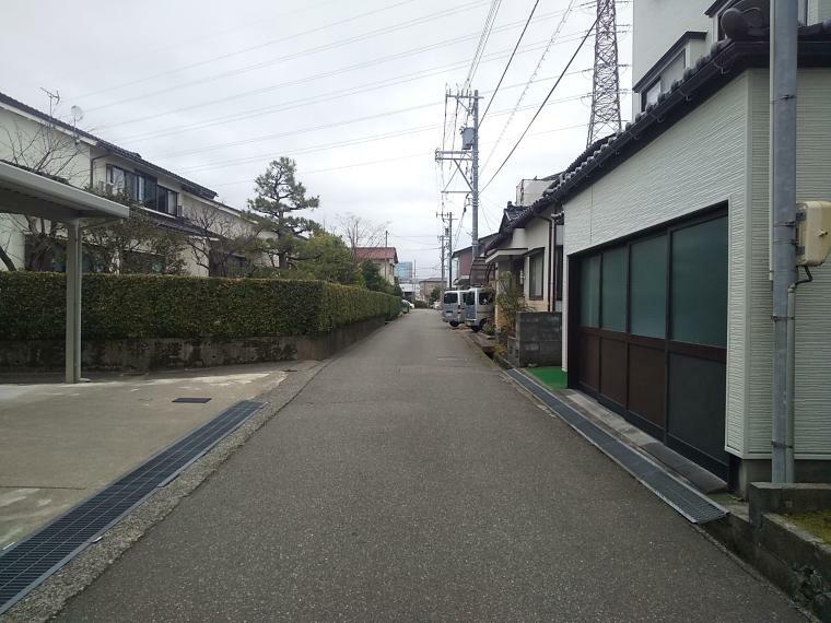 周辺の街並み 金沢市立戸板小学校までは徒歩11分の閑静な住宅地です。 幹線道路へのアクセス良好です。