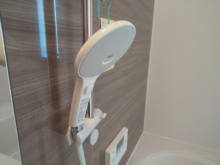 浴室 シャワーヘッドは手元で止水操作が出来る節水タイプです。