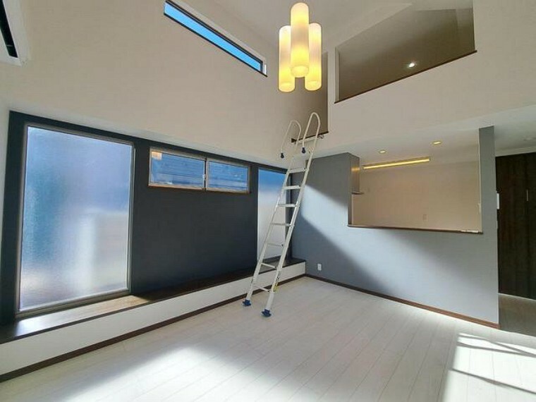 居間・リビング 2階のリビング、勾配天井からも光を取り込む明るく解放感ある空間　家族でゆっくり過ごす場所