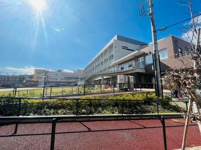 中学校 八王子市立いずみの森義務教育学校迄970m