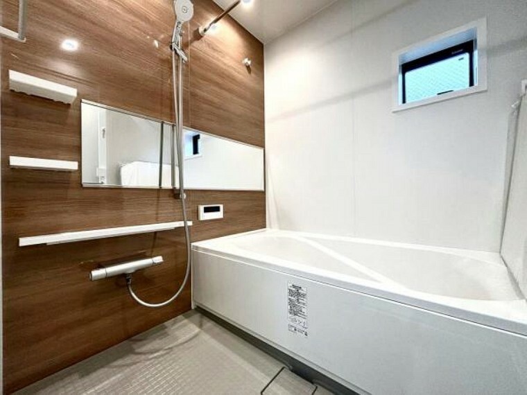 浴室 限られた空間を広く見せるワイドミラー採用の1坪バスルーム。ゆったり足が伸ばせるので、毎日の疲れを癒やすバスタイムを実現。