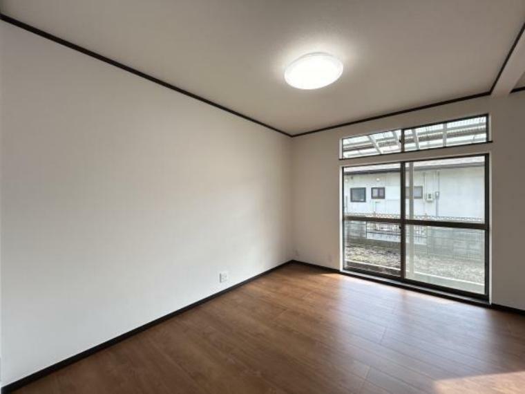 【リフォーム済】1階リビングの別アングルの写真です。壁面を増やすことで家具の設置イメージが付きやすくなりますね。