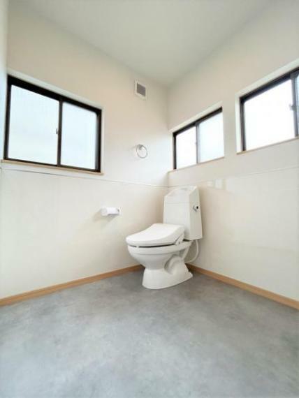 トイレ 【リフォーム後】トイレはジャニス製の新品に交換しました。床はクッションフロアを張替え、壁も新しくクロスを張り替えました。清潔感のある空間に仕上がりました。