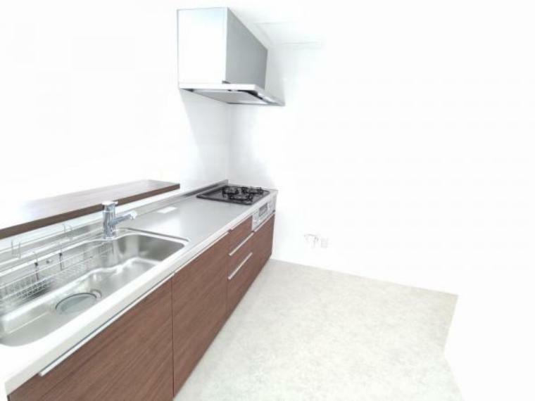 キッチン 【リフォーム後写真】別角度のキッチンスペースです。後ろ側のスペースにはゆとりがあるので、冷蔵庫やカップボードを置いても広く使えそうです。