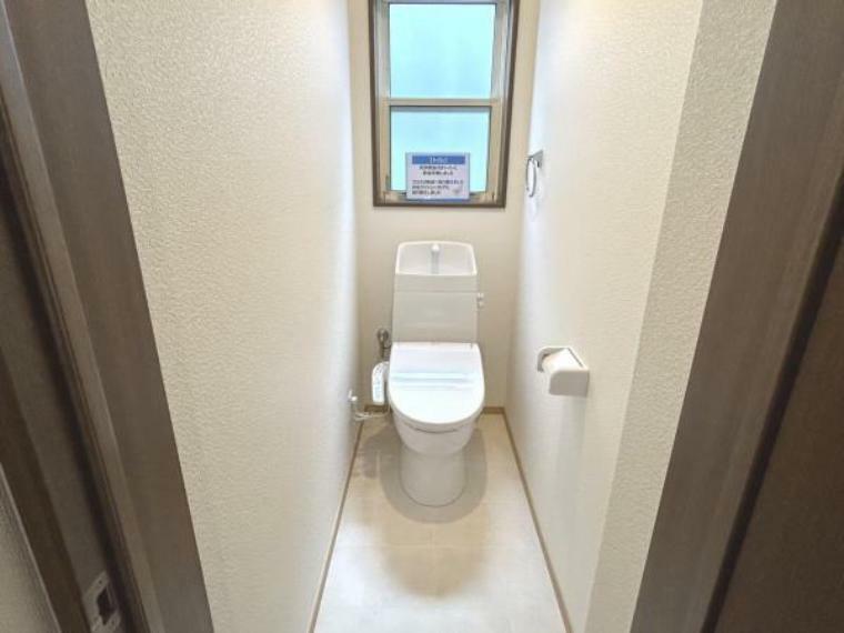 【リフォーム済】1階トイレです。ジャニス工業の水洗トイレを新設しました。水量が調整できる節水タイプです。天井と壁のクロスを張り替え、床はクッションフロアを重ね張りしました。
