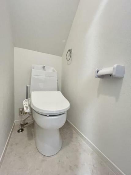トイレ 【リフォーム済/トイレ】便器・便座は新品交換いたしました。タオルリング・ペーパーホルダーも合わせて交換しております。