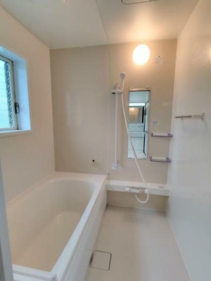 浴室 【リフォーム後】浴室はハウステック製の新品のユニットバスに交換しました。浴槽には滑り止めの凹凸があり、床は濡れた状態でも滑りにくい加工がされている安心設計です。