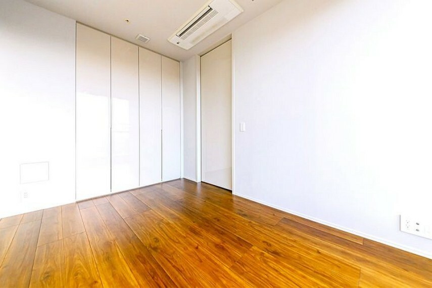 【洋室約5.8帖】白い扉の向こうはクローゼット。個性や嗜好に柔軟に調和する素材やデザインを採用。