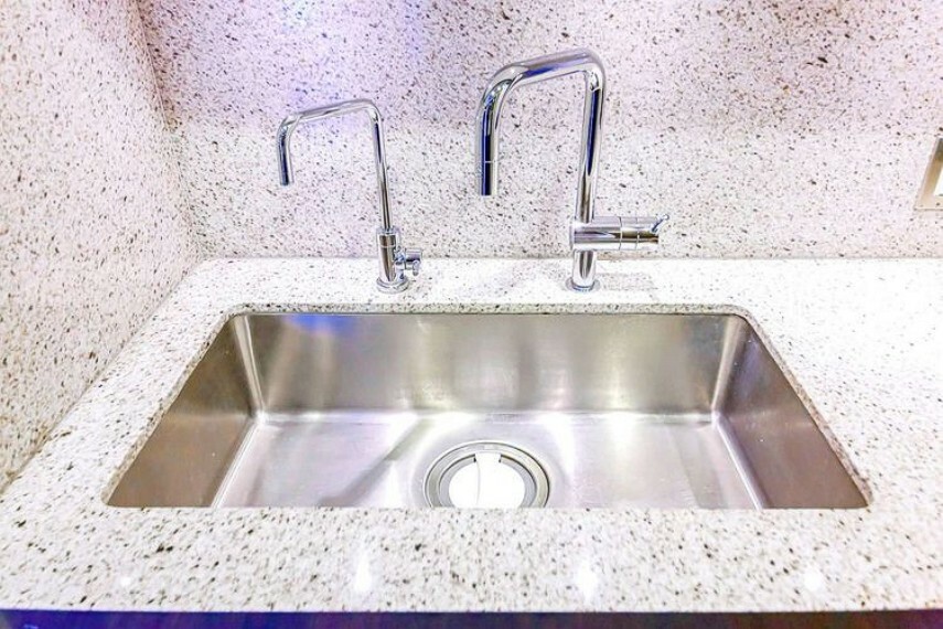 キッチン 【システムキッチン】浄水器もシンプルなデザインを選択。統一感のあるシンク廻りを素敵に演出。