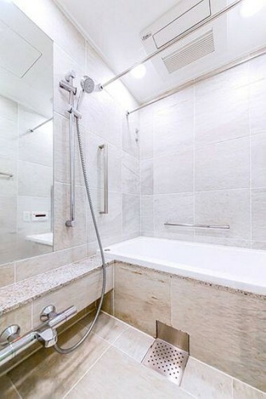 【浴室】浴室を快適に保つ浴室暖房乾燥機やテンパライトドアなど開放的なバスルームを演出。