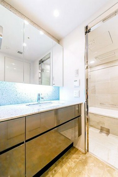 【洗面室】ホテルライクな三面鏡付ドレッサーを設置。朝の身だしなみが楽しみに変わる空間。