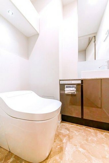 【トイレ】空間をスタイリッシュに変えるタンクレストイレ。トルネード洗浄対応で高性能。