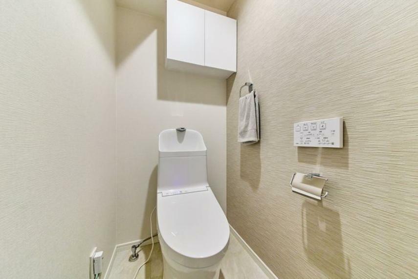 白を基調とした明るいトイレ。温水洗浄便座付です トイレの上部には収納スペース有。※室内の家具や調度品は、売買代金には含まれません。