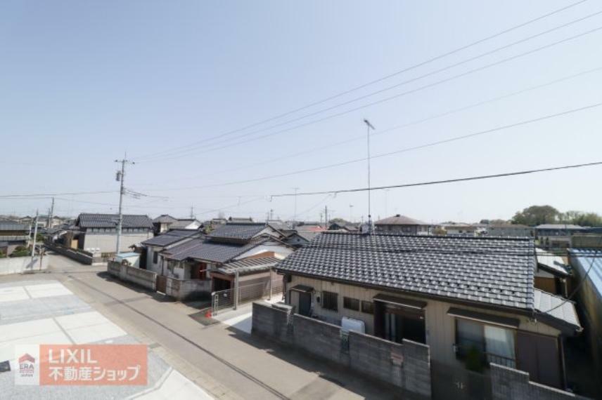 眺望 【建物からの眺望】現地完成写真。バルコニーからの景色。十分な間隔が確保されております。