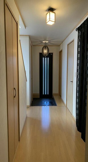 玄関ドアを開けた際に直接室内が見えにくい設計で、プライバシー面に配慮されています。