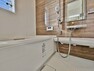 浴室 一日の疲れを癒してくれるお部屋の中のオアシスは、魅力的な快適空間。浴室に窓がついており、湿気に困ることもなさそうです。オートバスで準備も楽々。