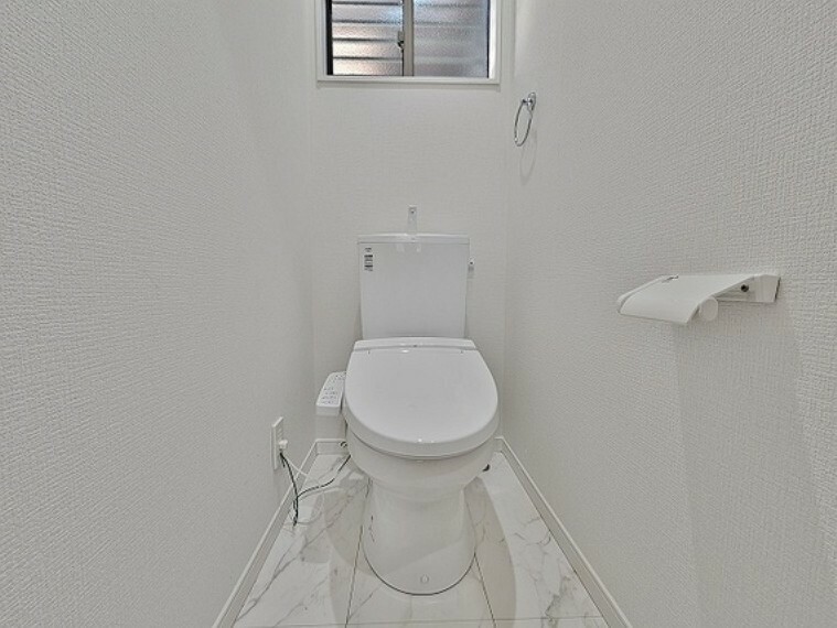 トイレ 白で統一された清潔感のあふれる奥行きのあるトイレ。温水洗浄便座になっており、より快適な仕様になっております。