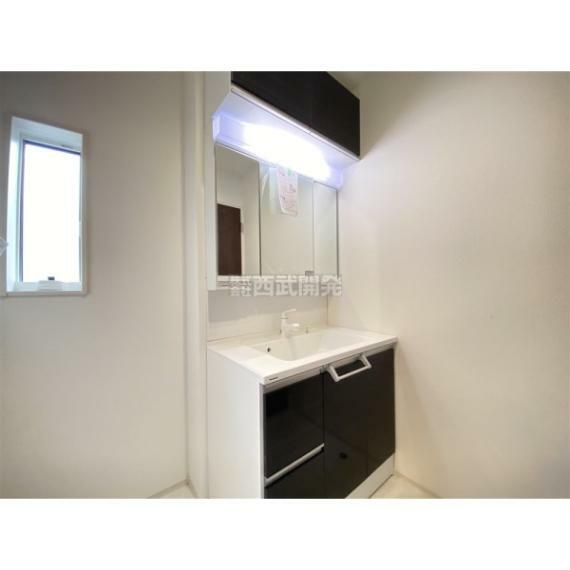 洗面化粧台 収納力の高い三面鏡付洗面台のある洗面所