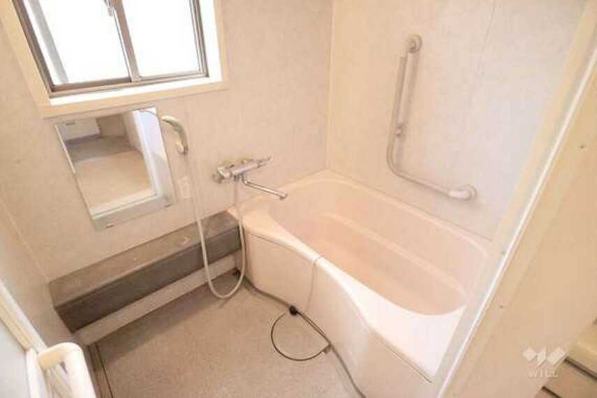 浴室 浴室は窓付き！戸建て感覚で利用でき、換気も楽々です！カウンター付きで整理整頓もしやすそうです。