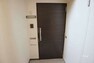 玄関 物件の玄関。玄関ドアはマンションの修繕時に綺麗に維持管理されている管理状況の良いマンションです！