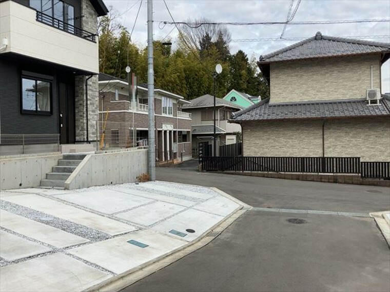 現況写真 住宅用の土地では前面道路に2m以上接していなければならないと法律で定められています。しかし、お持ちの車のサイズやライフスタイルなどにより、2mでは利便が悪い場合もございますので、事前に確認しましょう。