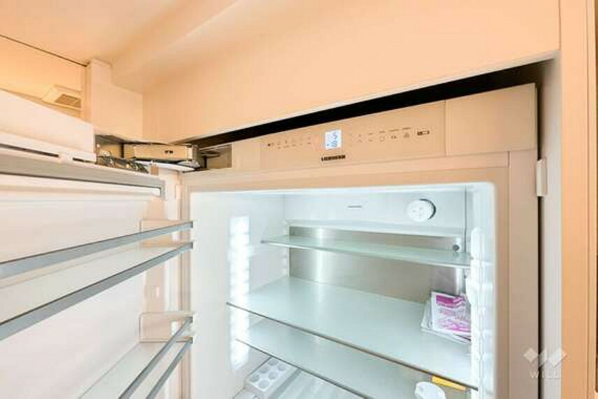 高機能の大きな冷蔵庫。賞味期限の長いものはまとめ買いしてストックできるのでお買い物の回数も減らせます。