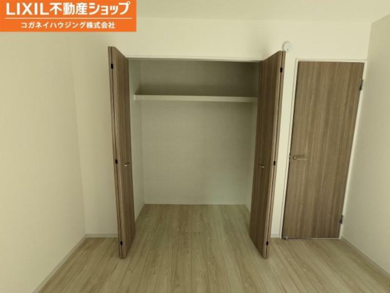 収納 収納も各部屋にございます。パイプハンガー付いてますので、コートやスーツなども楽々収納可能です。