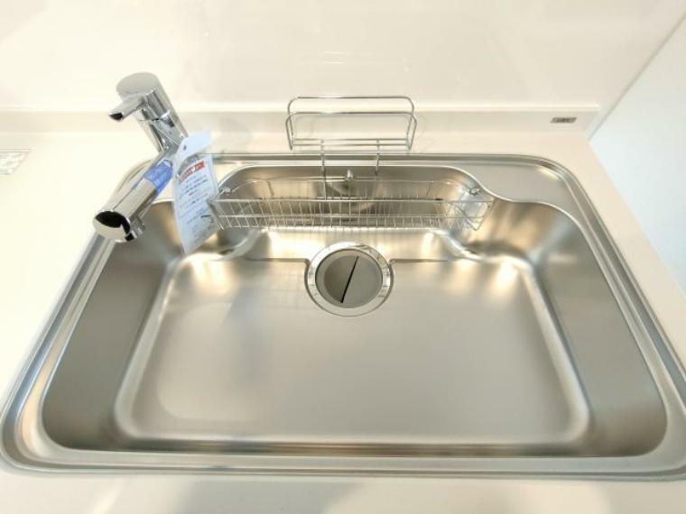・コンロ 広めのシンクで大きなお鍋やフライパンも洗いやすいです。