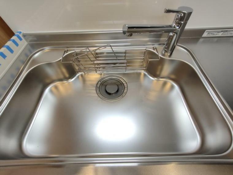 キッチン ・シンク 広めのシンクで大きなお鍋やフライパンも洗いやすいです。