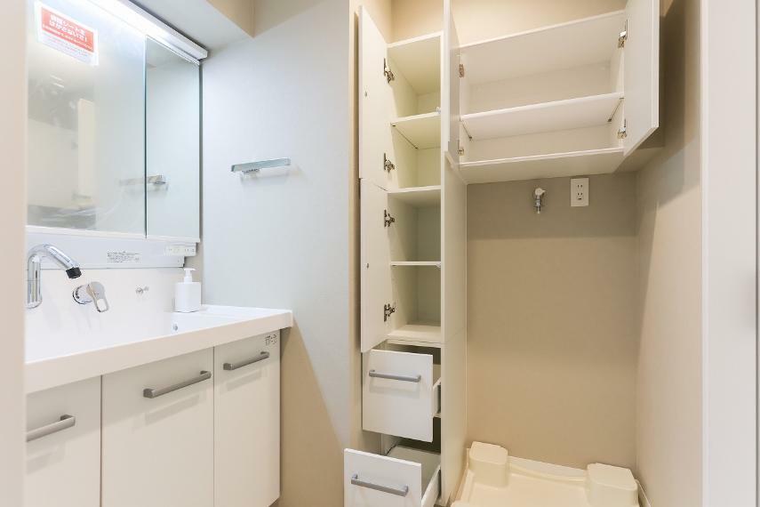 洗面所にも収納スペースがあり、水回りの整理整頓がしやすくなります。
