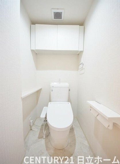 トイレ 《トイレ》　■快適な使用感が人気の温水洗浄脱臭暖房機能を搭載。しかも汚れがつきにくく落ちやすい、洗浄力に優れた洗浄機能付トイレ。