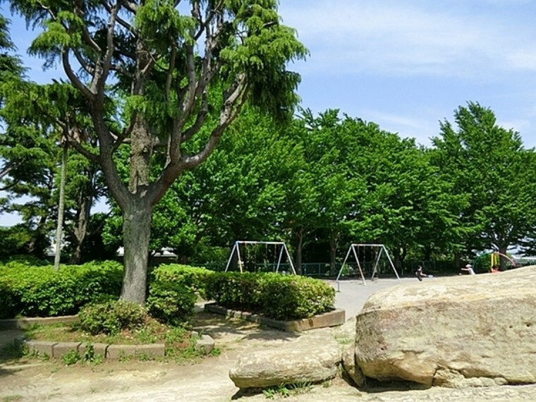 公園 鷹取公園 子供の遊び場に便利です。岩場がある公園。