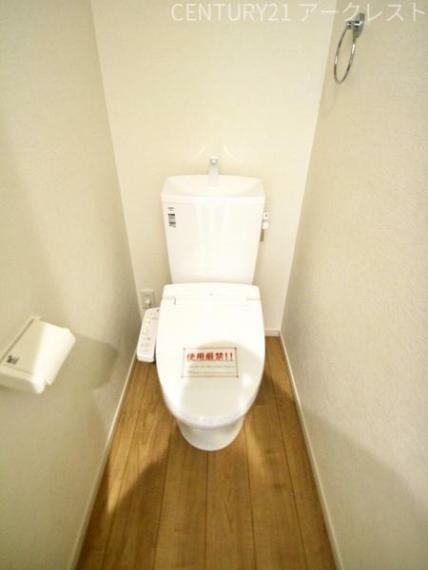 トイレ 2階の明るい温水洗浄便座トイレです
