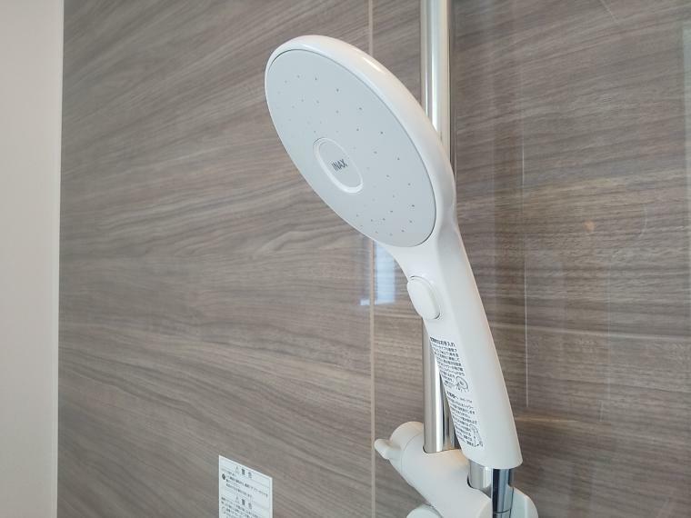シャワーヘッドは手元で止水操作が出来る節水タイプです。
