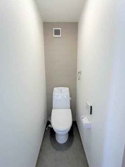 トイレ 【リフォーム済】トイレは温水洗浄機能付きに新品交換。キズや汚れが付きにくい加工が施してあるのでお手入れが簡単です。直接肌に触れるトイレは新品が嬉しいですよね。