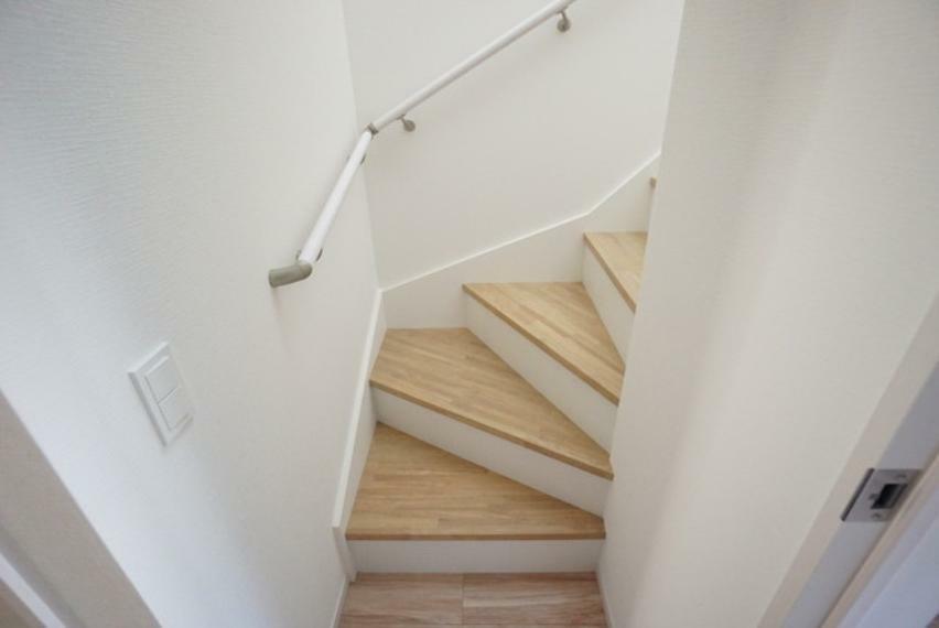 リビングスルー階段＾＾リビングと階段を扉で仕切ることで、冷暖房効率アップと音対策になっています＾＾
