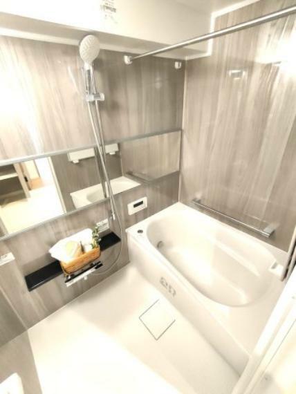 浴室 ・浴室 冬場にはヒヤッとしないように暖房機能、梅雨の時期には乾燥等、機能的で清潔感溢れる浴室。快適・清潔な空間で心も体もオフになる時間を楽しむことが可能です。