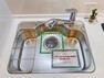 キッチン 浄水器内蔵型ハンドシャワー水栓を採用しています。ワンタッチ式で浄水機能に切り替えができます。
